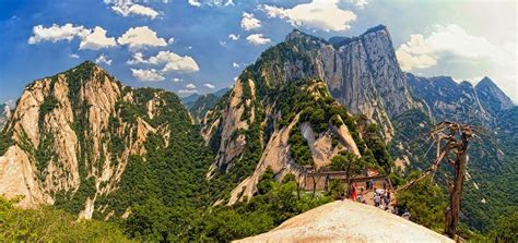 华山和泰山哪個高，且談及兩座名山的文化意義與自然景觀